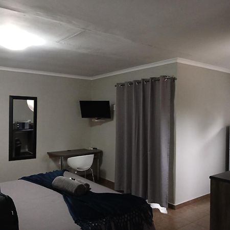 Blue Sparrow Guest House Миделбург Екстериор снимка